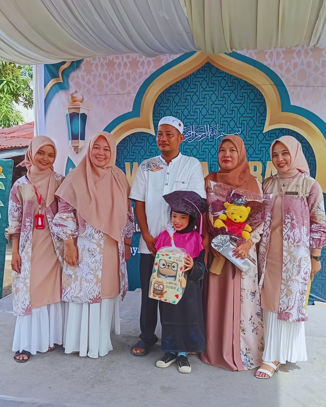 Momen Bahagia Wisuda Anak bersama Keluarga dan Guru
